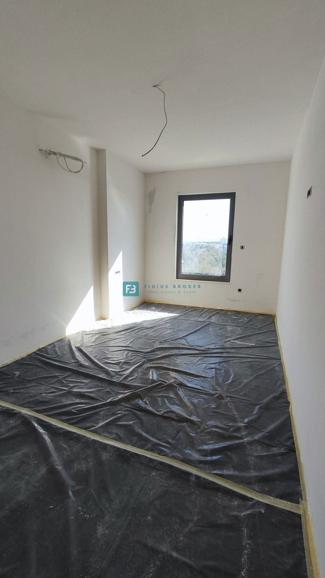 TRIBUNJ, novo, 2. nad., 400 m do plaže, pogled na morje