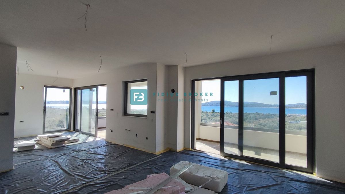 TRIBUNJ, novo, 2. nad., 400 m do plaže, pogled na morje