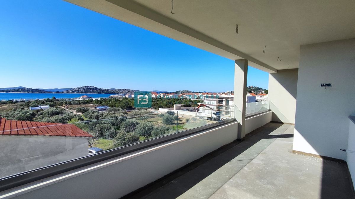 TRIBUNJ, novo, 2. nad., 400 m do plaže, pogled na morje