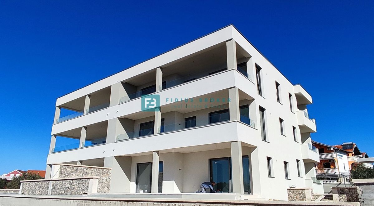 TRIBUNJ, novo, 2. nad., 400 m do plaže, pogled na morje