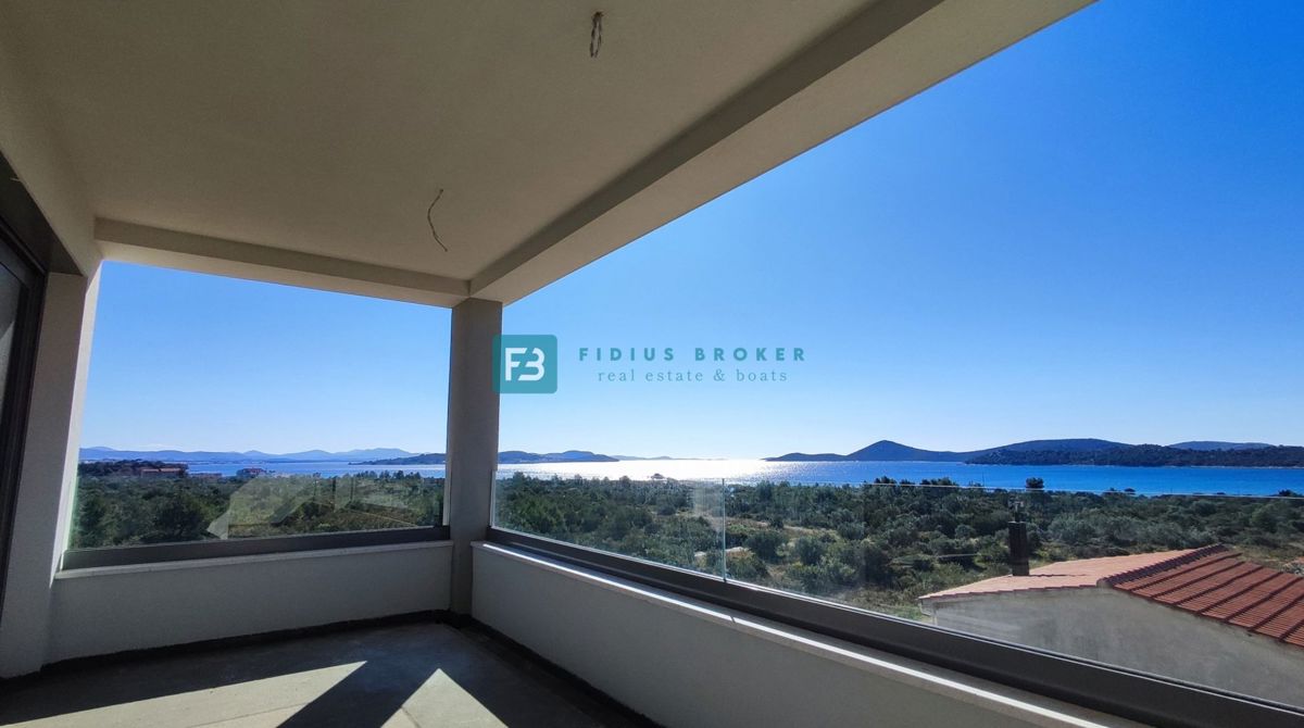 TRIBUNJ, novo, 2. nad., 400 m do plaže, pogled na morje