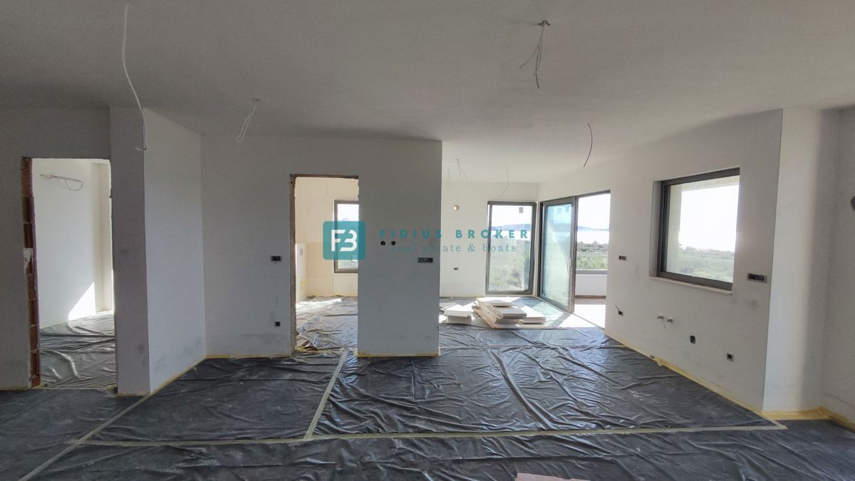 TRIBUNJ, novo, 2. nad., 400 m do plaže, pogled na morje