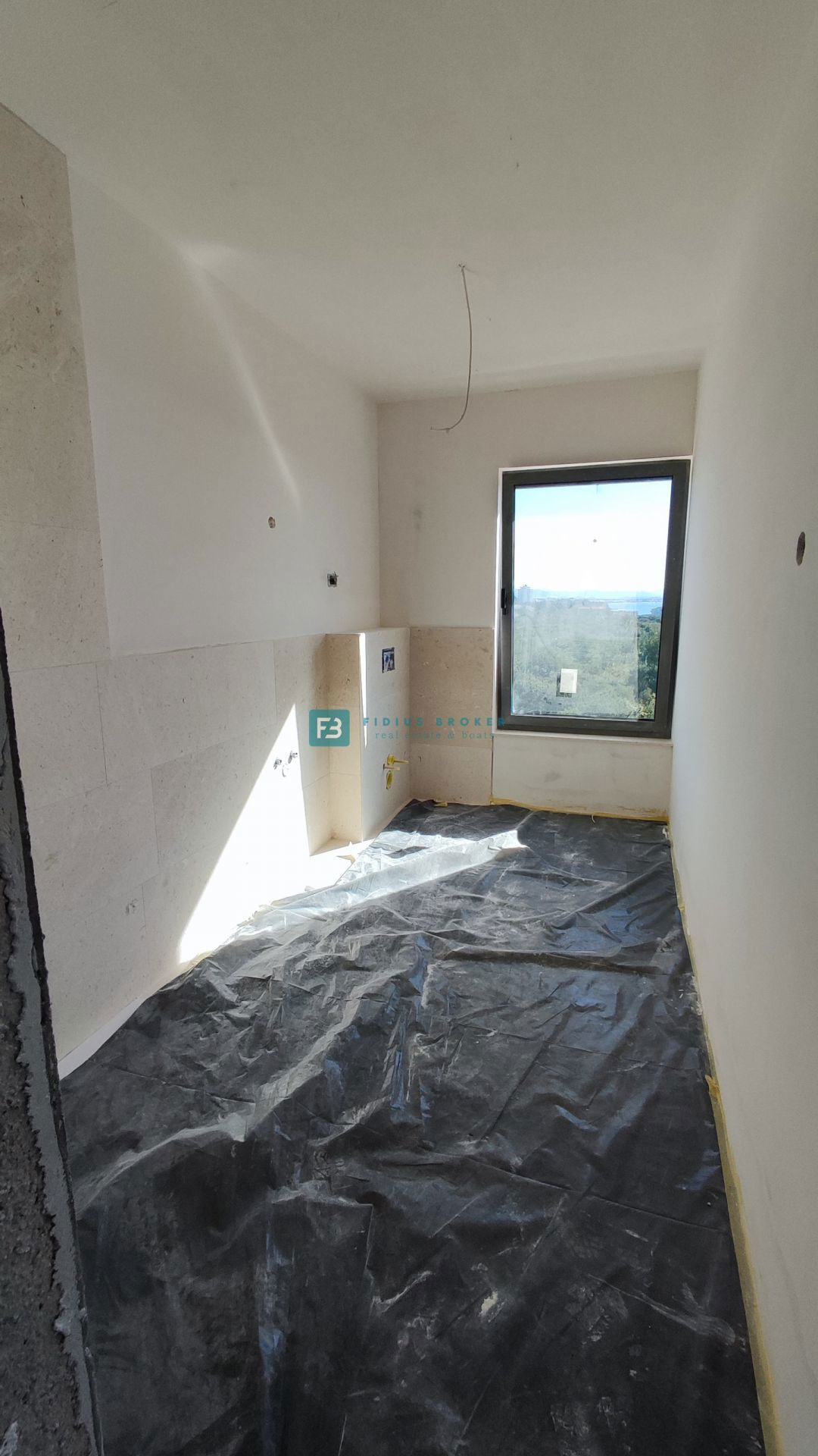 TRIBUNJ, novo, 2. nad., 400 m do plaže, pogled na morje