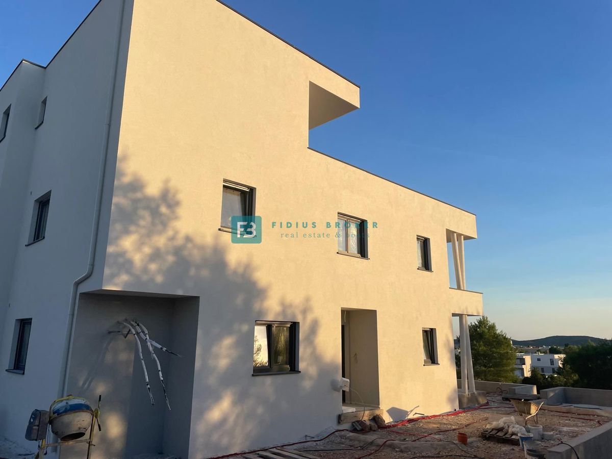 VODICE, novogradnja, dvoetažno stanovanje, pogled na morje, strešna terasa