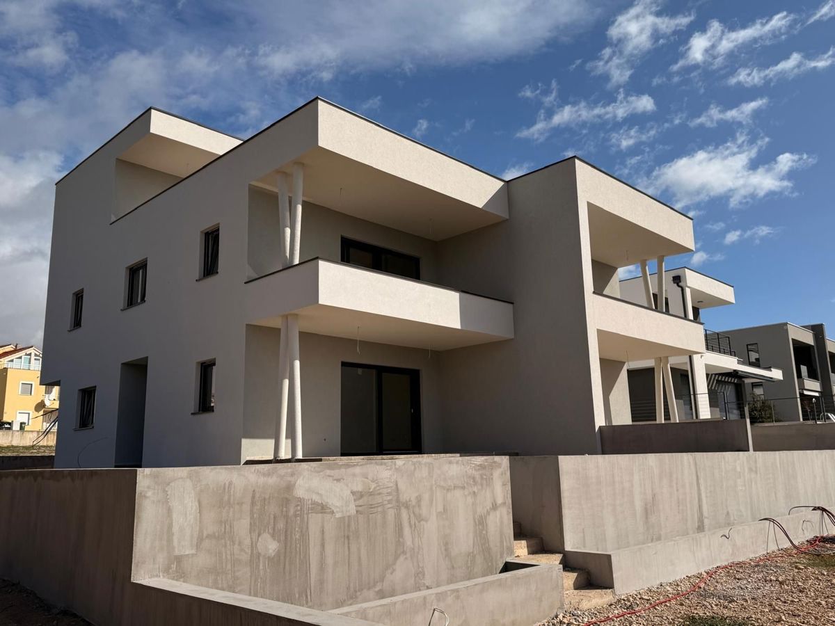 VODICE, novogradnja, dvoetažno stanovanje, pogled na morje, strešna terasa