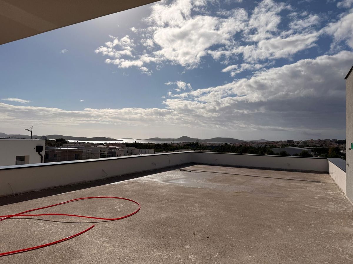 VODICE, novogradnja, dvoetažno stanovanje, pogled na morje, strešna terasa