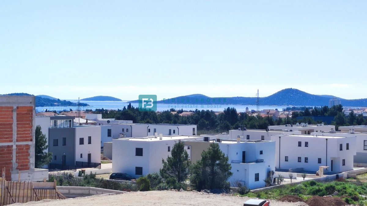 VODICE, novogradnja, dvoetažno stanovanje, pogled na morje, strešna terasa