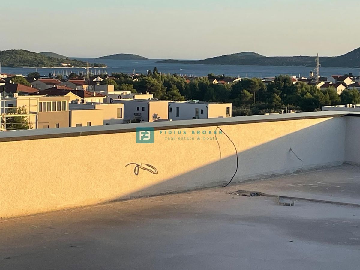 VODICE, novogradnja, dvoetažno stanovanje, pogled na morje, strešna terasa
