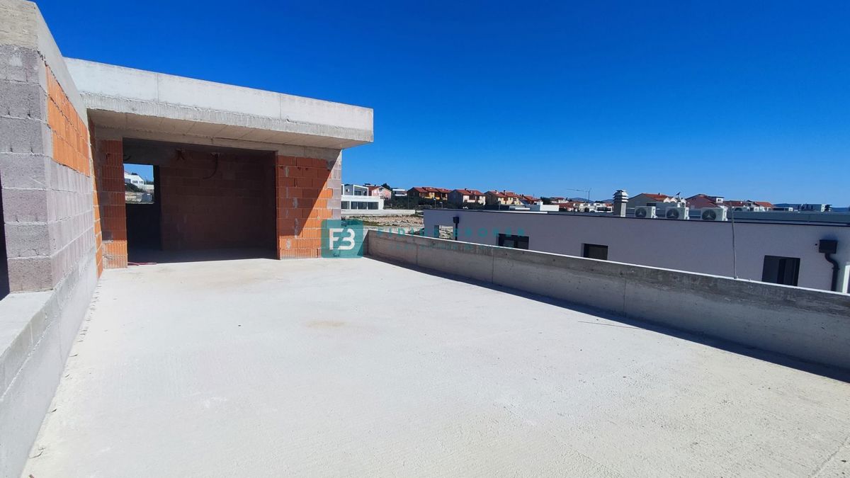 VODICE, novogradnja, dvoetažno stanovanje, pogled na morje, strešna terasa