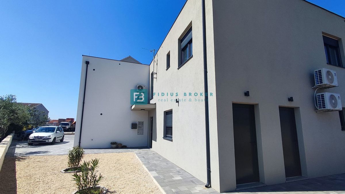 VODICE, novo, pravkar dokončano, 1. nadstropje, shramba, 2 parkirni mesti