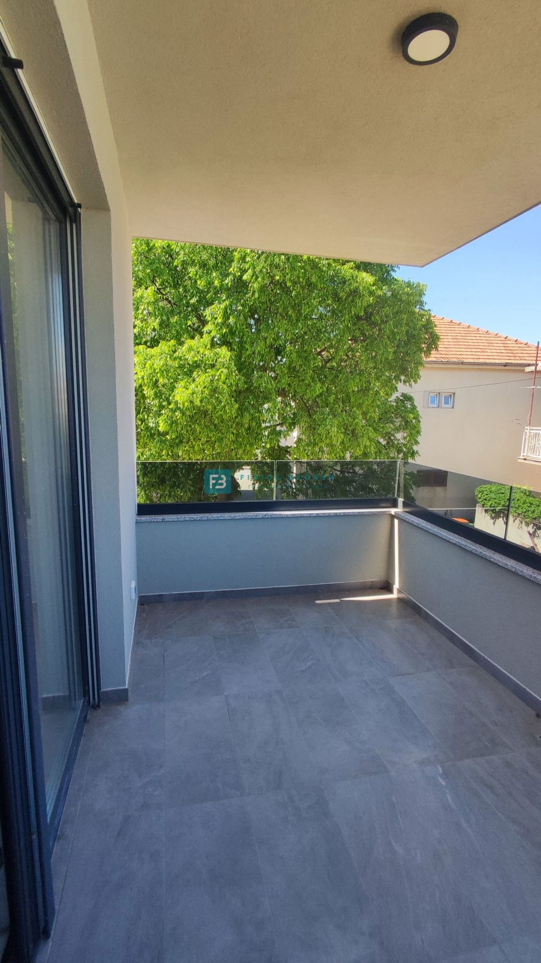VODICE, novo, pravkar dokončano, 1. nadstropje, shramba, 2 parkirni mesti