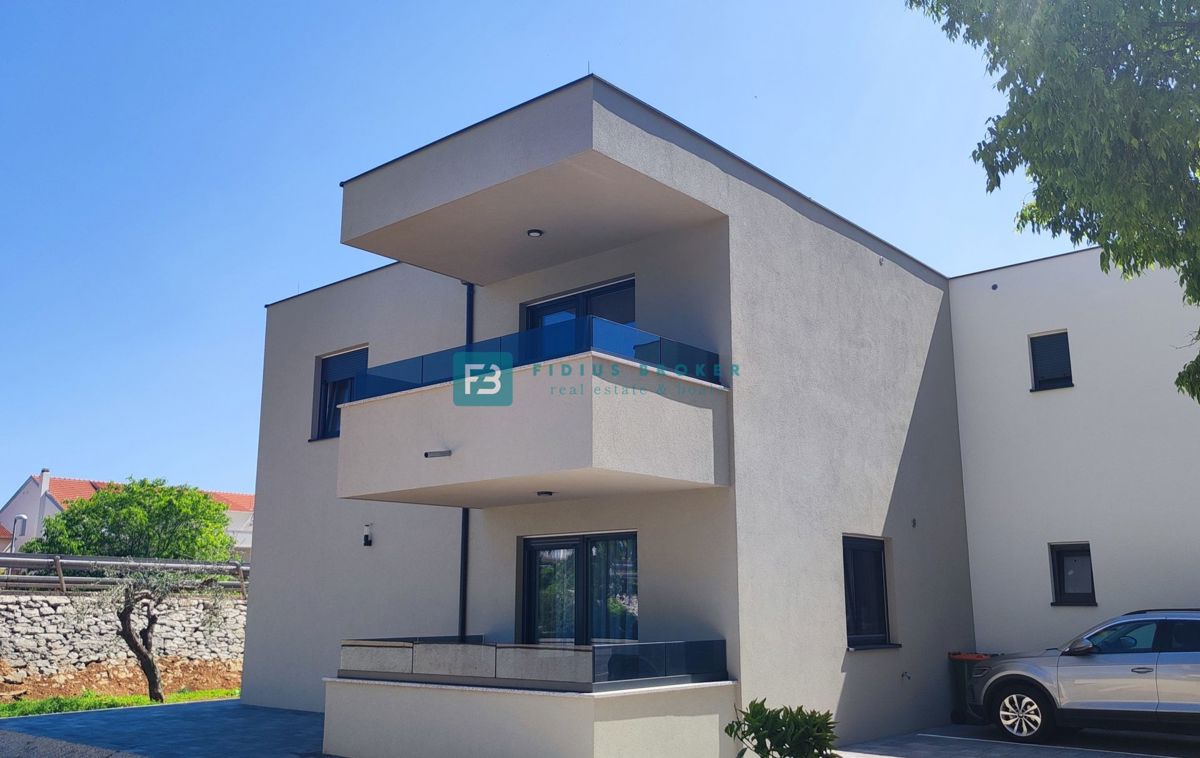 VODICE, novo, pravkar dokončano, 1. nadstropje, shramba, 2 parkirni mesti