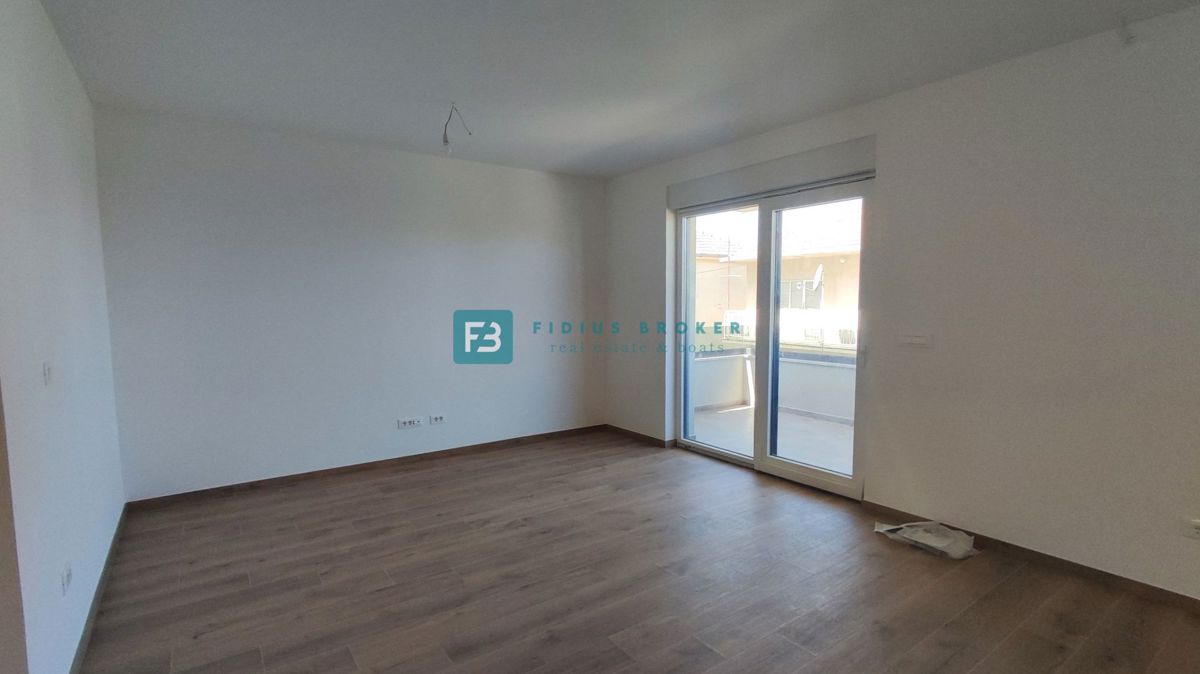 VODICE, novo, pravkar dokončano, 1. nadstropje, shramba, 2 parkirni mesti