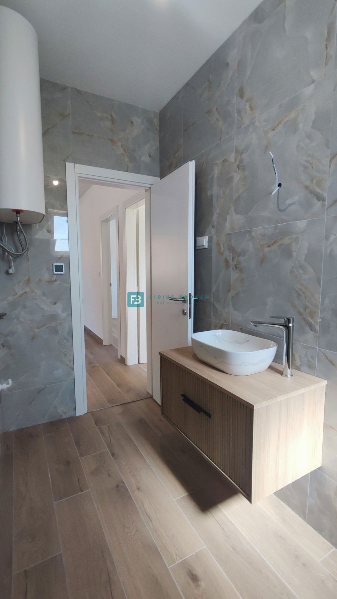 VODICE, novo, pravkar dokončano, 1. nadstropje, shramba, 2 parkirni mesti