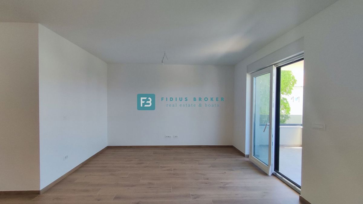 VODICE, novo, pravkar dokončano, 1. nadstropje, shramba, 2 parkirni mesti