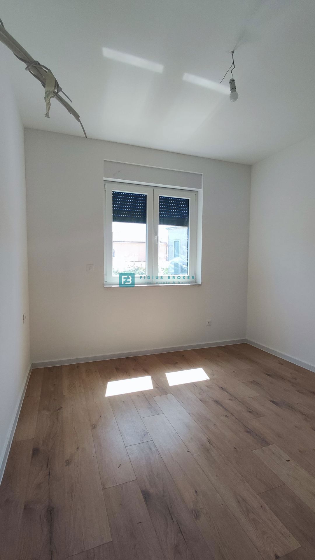 VODICE, novo, pravkar dokončano, 1. nadstropje, shramba, 2 parkirni mesti