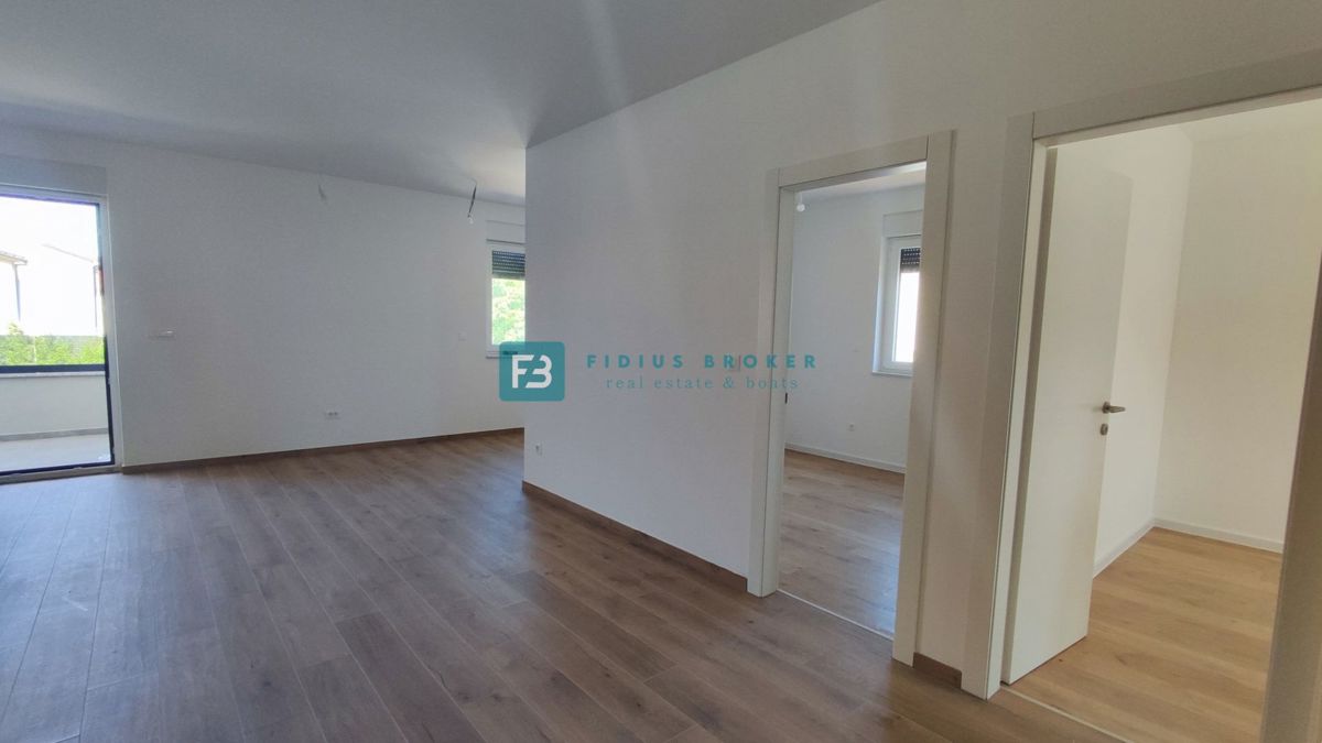 VODICE, novo, pravkar dokončano, 1. nadstropje, shramba, 2 parkirni mesti