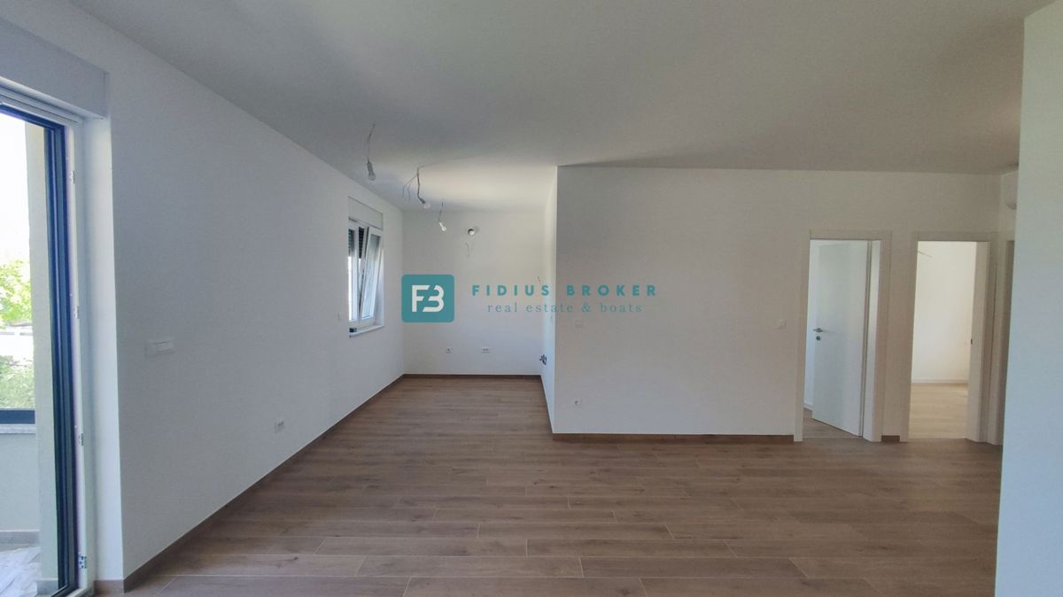 VODICE, novo, pravkar dokončano, 1. nadstropje, shramba, 2 parkirni mesti
