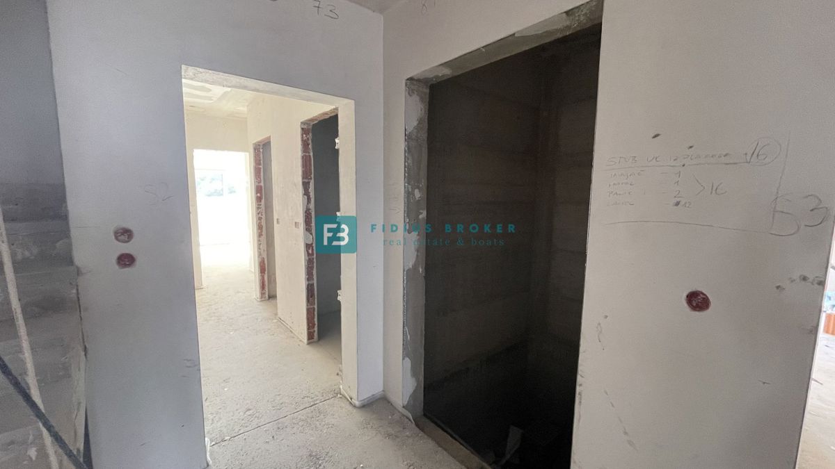 VODICE, novo, vrhunska lokacija, 50 m do plaže, pritličje, vrt