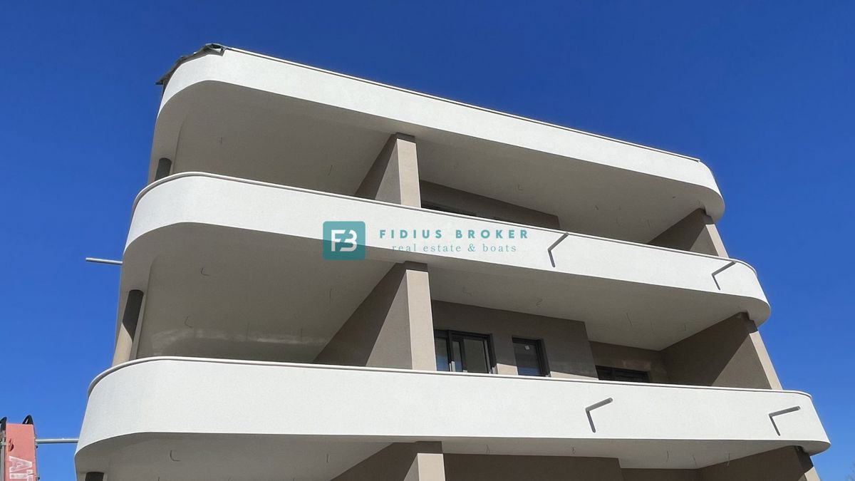 VODICE, novo, vrhunska lokacija, 50 m do plaže, pritličje, vrt