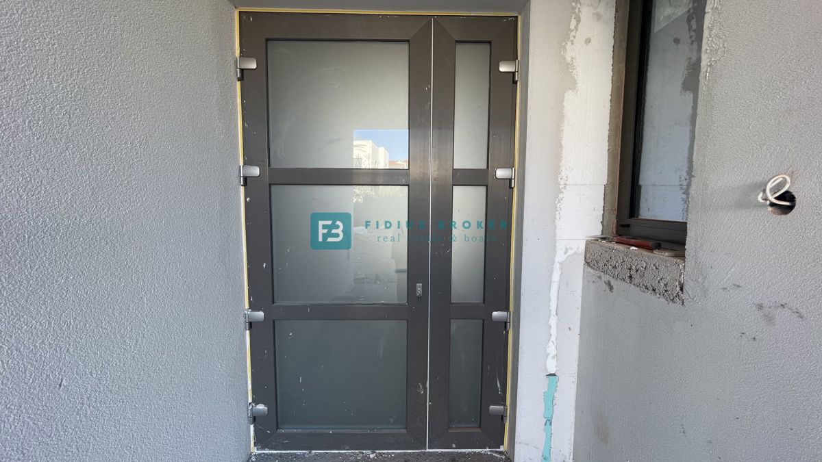 VODICE, novo, vrhunska lokacija, 50 m do plaže, pritličje, vrt