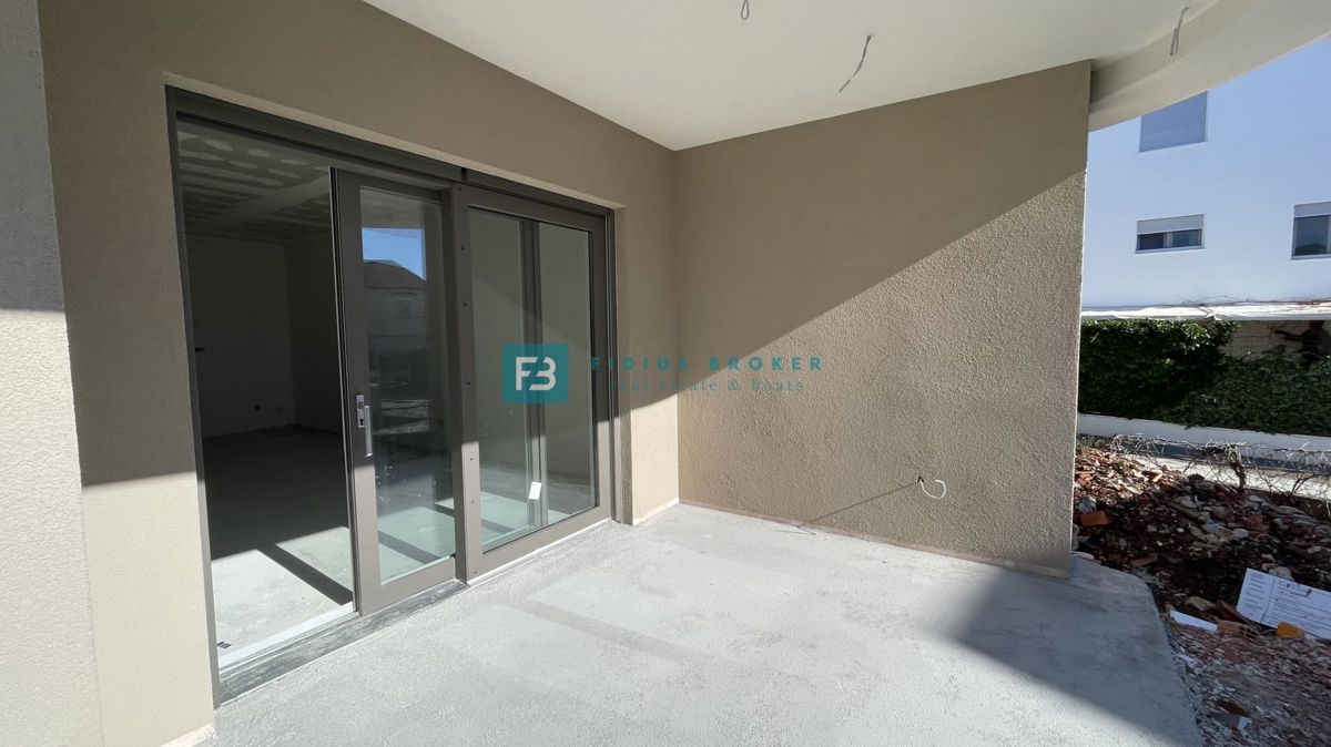 VODICE, novo, vrhunska lokacija, 50 m do plaže, pritličje, vrt