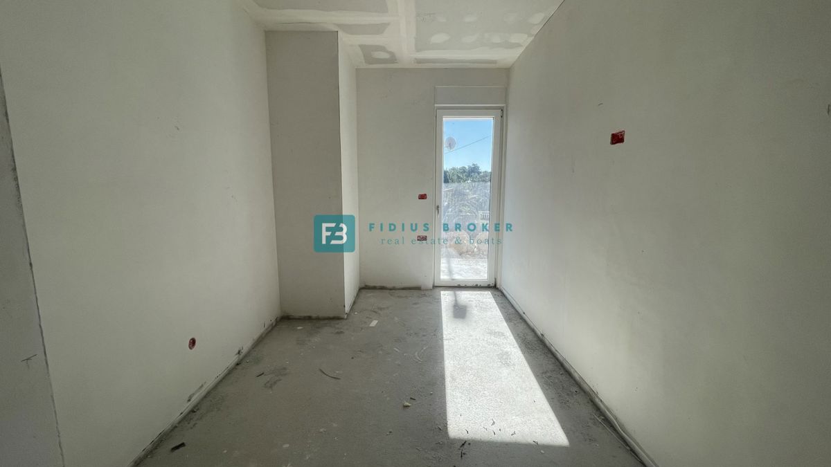 VODICE, novo, vrhunska lokacija, 50 m do plaže, pritličje, vrt