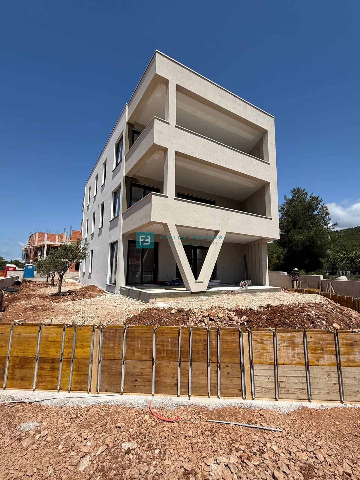 TRIBUNJ, novo, 1. nadstropje, 500 m do plaže, pogled na morje, dvigalo