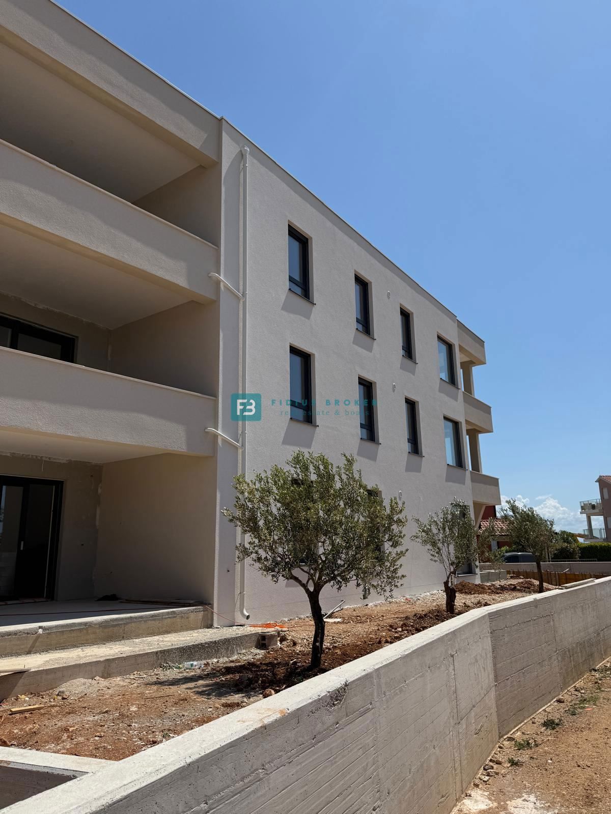 TRIBUNJ, novo, 1. nadstropje, 500 m do plaže, pogled na morje, dvigalo