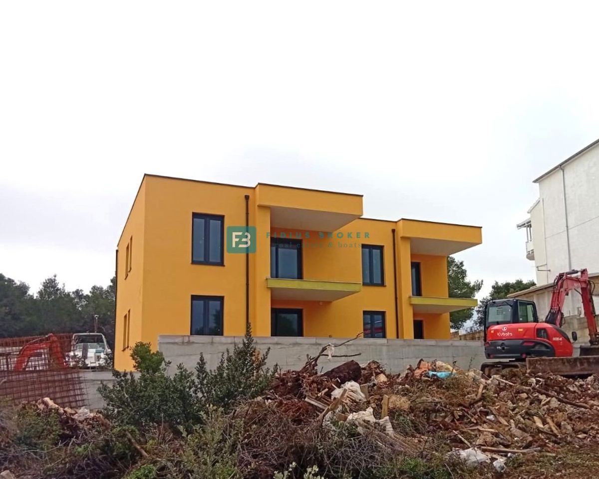 ŠIBENIK - BRODARICA, novogradnja, 1. nadstropje, pogled na morje, 2 spalnici