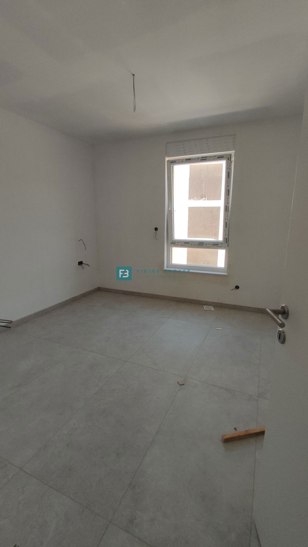 TRIBUNJ, novogradnja, pritličje + vrt 50 m2, 500 m do morja
