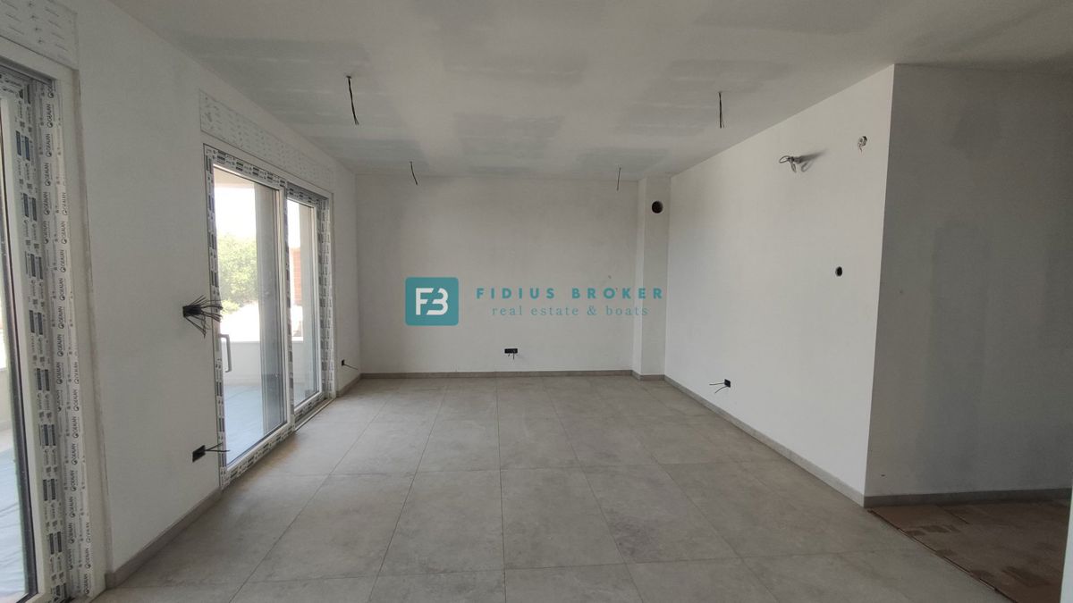 TRIBUNJ, novogradnja, pritličje + vrt 50 m2, 500 m do morja