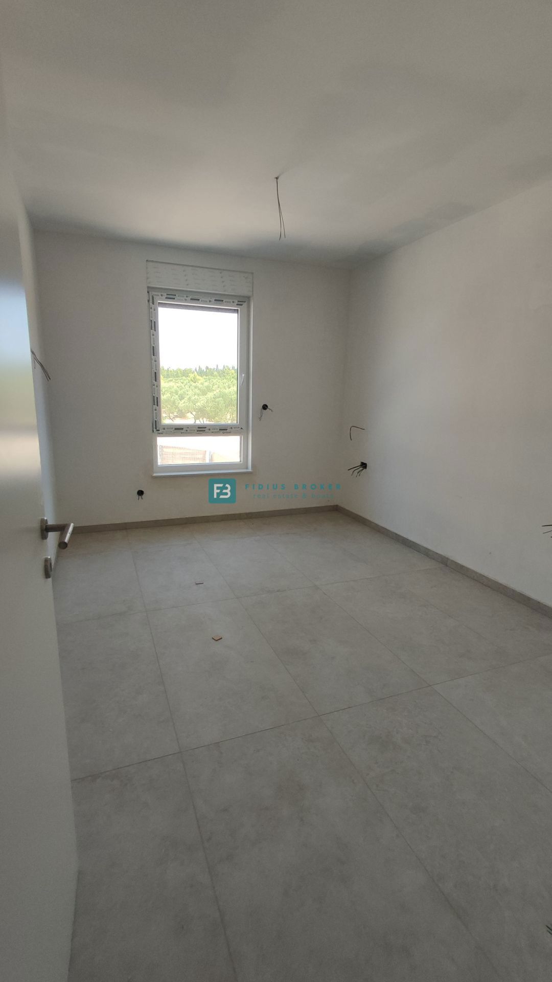 TRIBUNJ, novogradnja, pritličje + vrt 50 m2, 500 m do morja