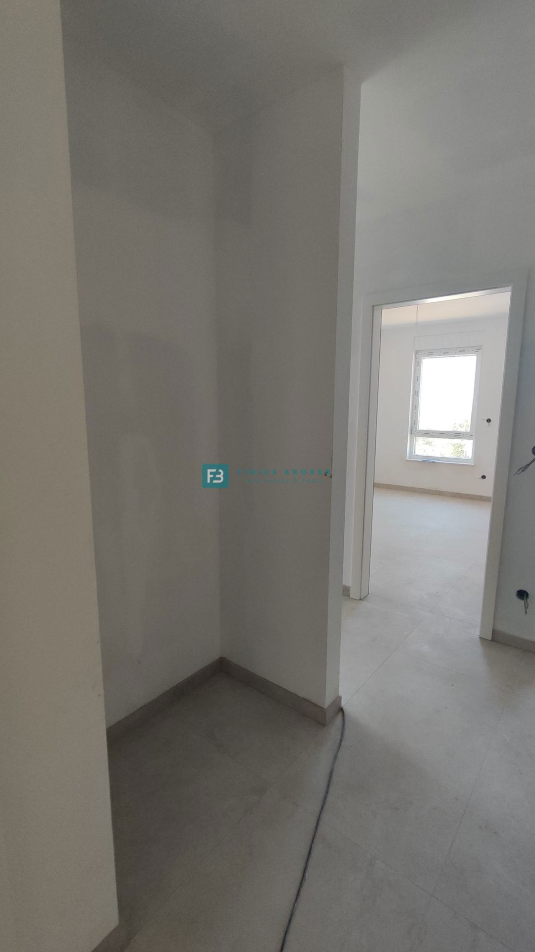 TRIBUNJ, novogradnja, pritličje + vrt 50 m2, 500 m do morja