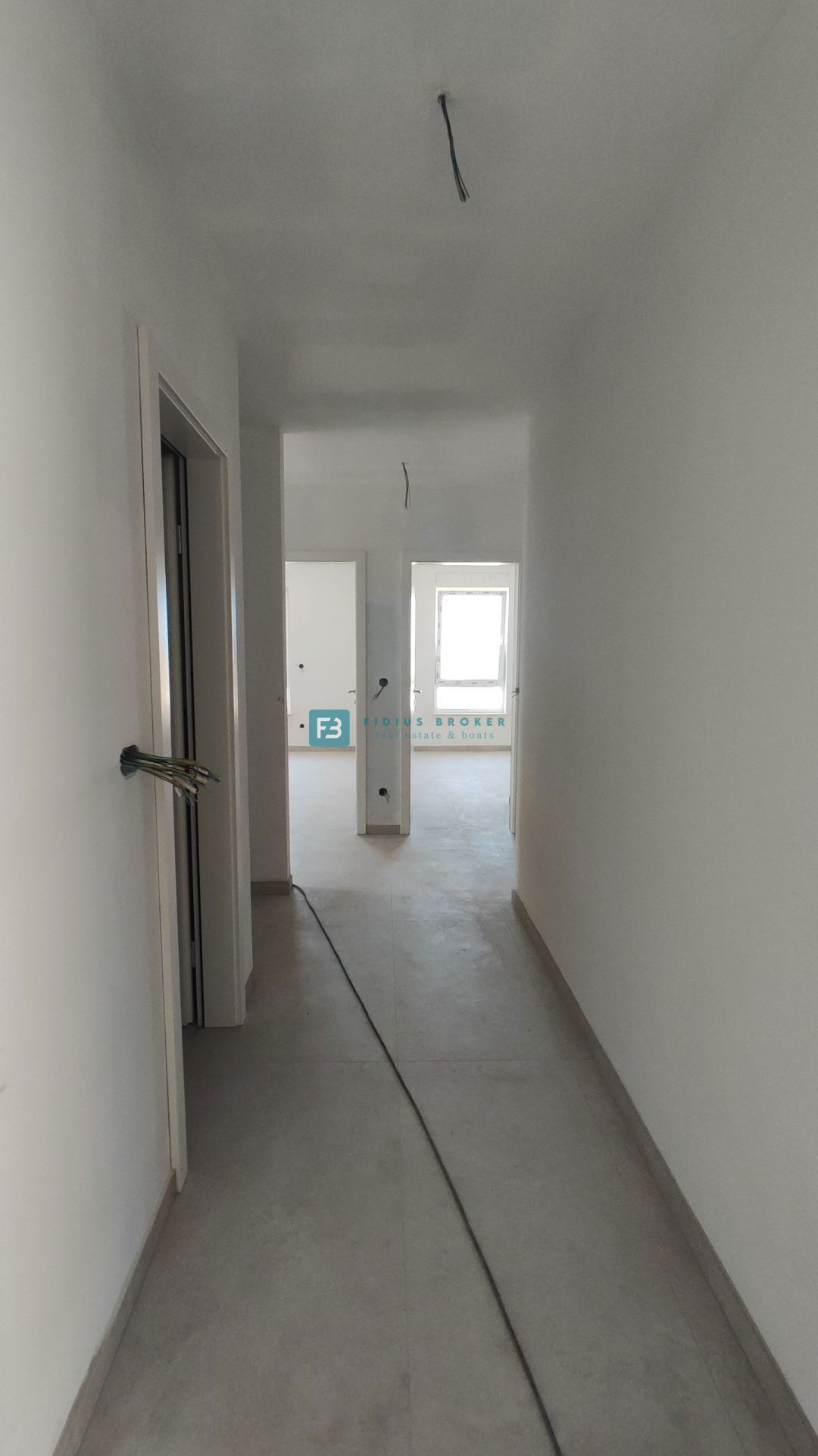 TRIBUNJ, novogradnja, pritličje + vrt 50 m2, 500 m do morja
