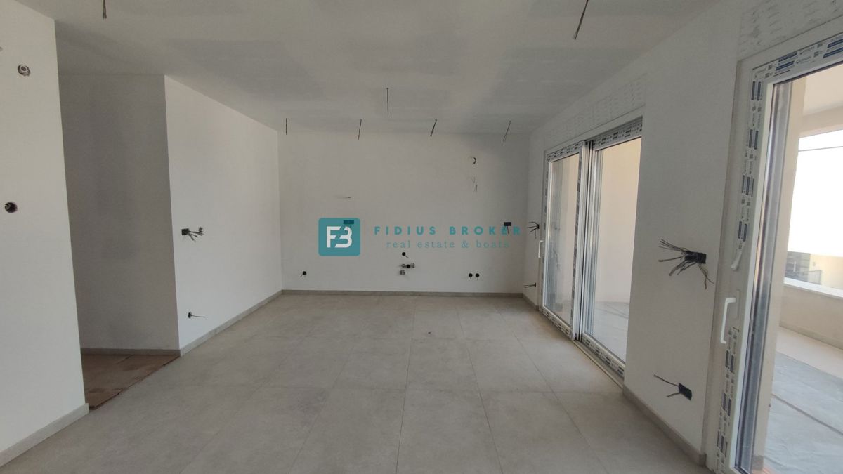TRIBUNJ, novogradnja, pritličje + vrt 50 m2, 500 m do morja