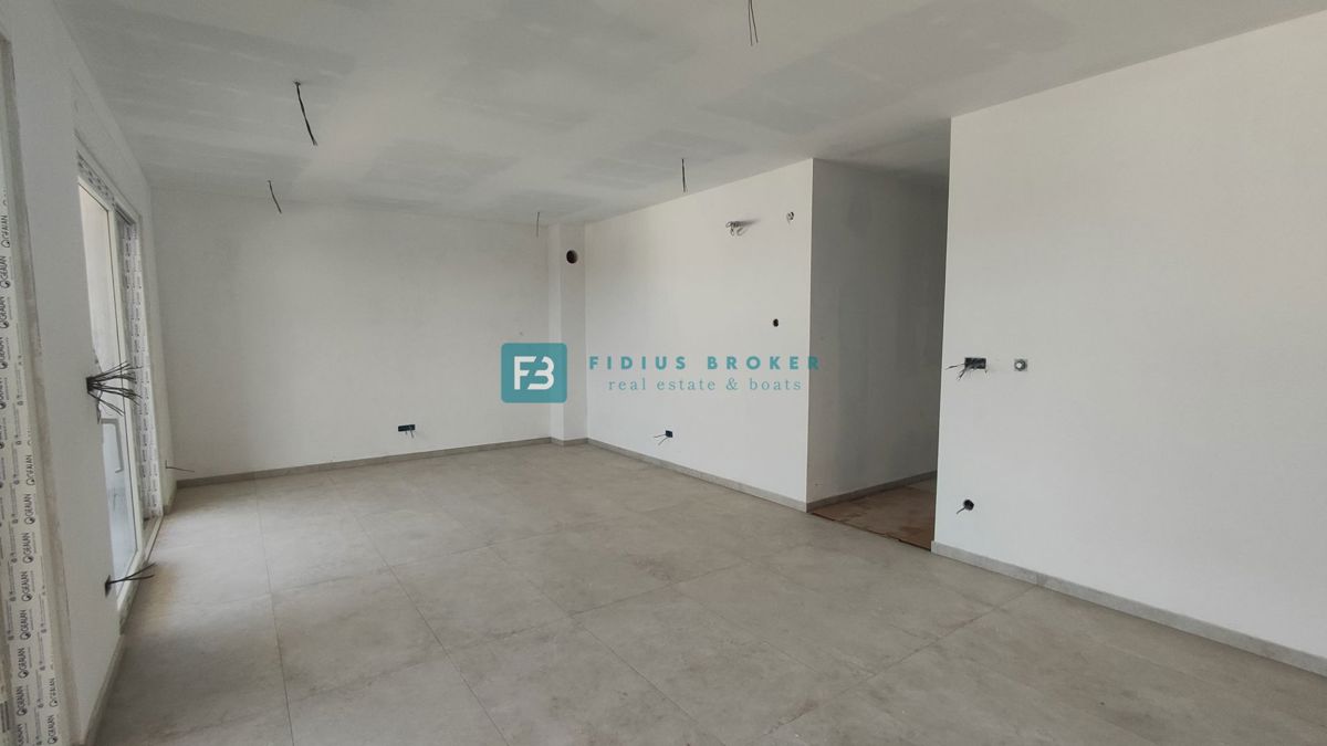 TRIBUNJ, novogradnja, pritličje + vrt 50 m2, 500 m do morja