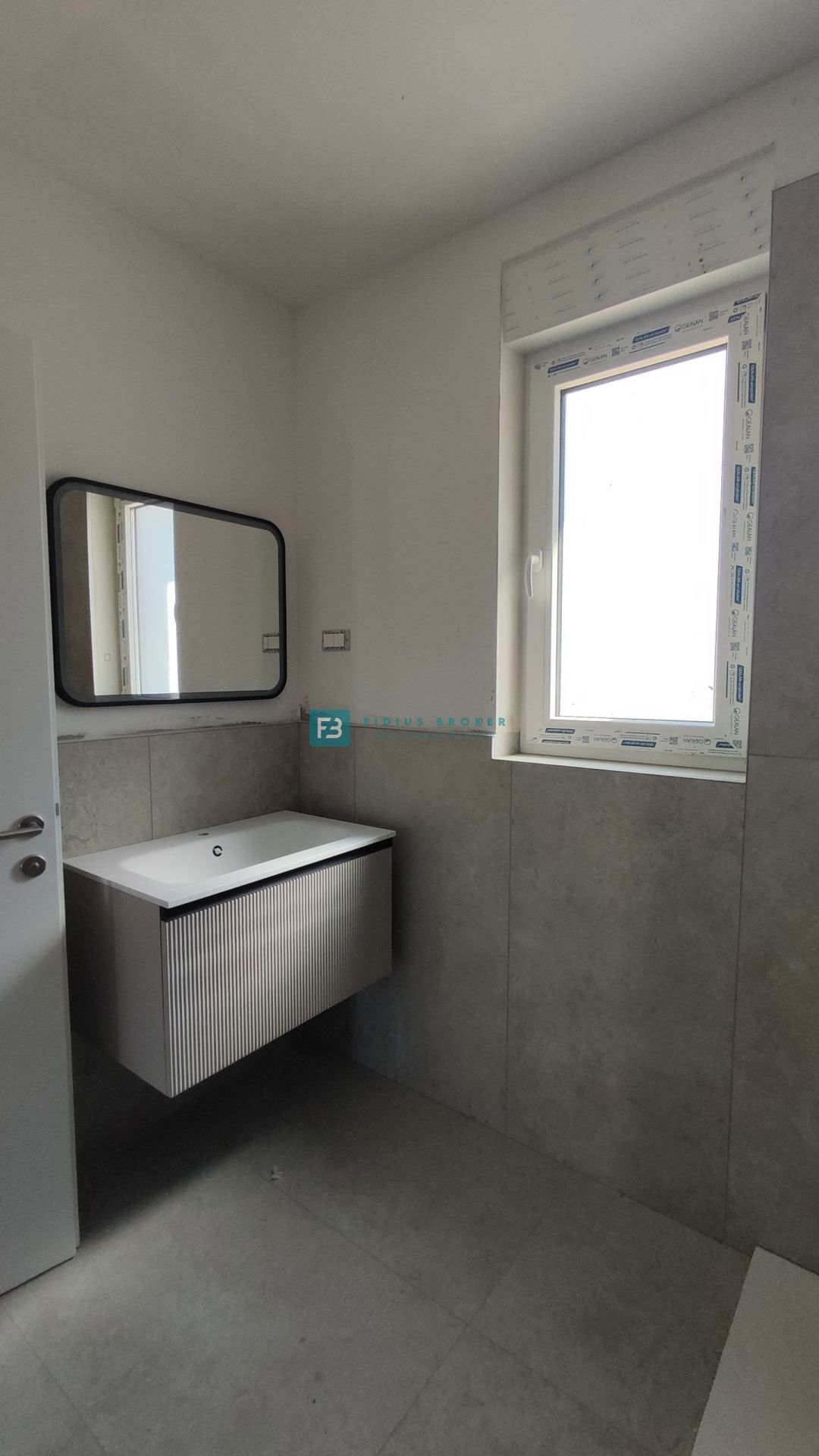 TRIBUNJ, novogradnja, pritličje + vrt 50 m2, 500 m do morja