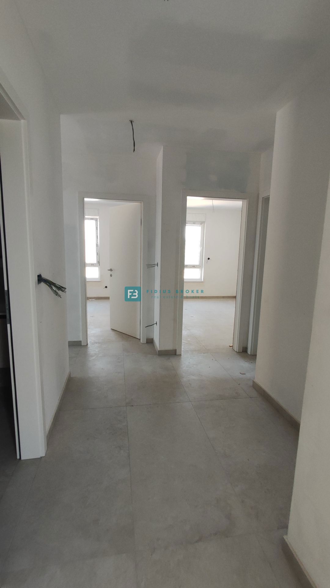 TRIBUNJ, novogradnja, pritličje + vrt 50 m2, 500 m do morja