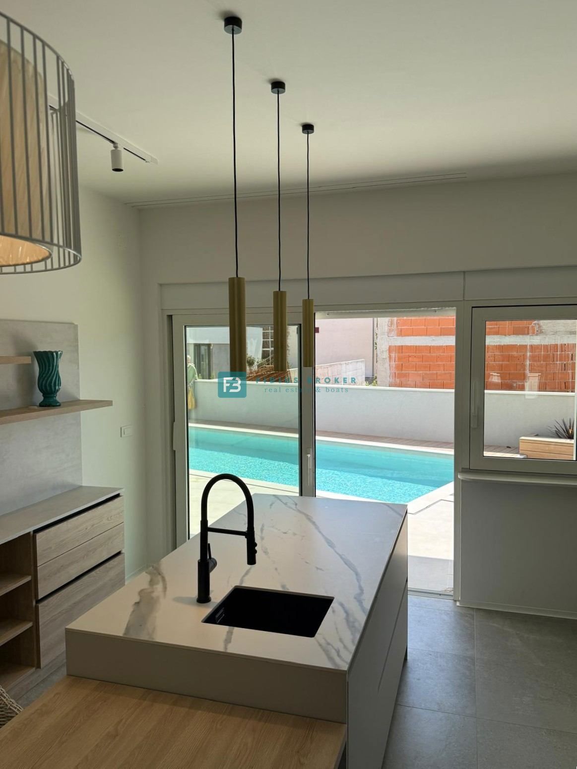 ŠIBENIK-BILICE, nova, opremljena luksuzna vila, 2 ločena apartmaja, 400 m od morja