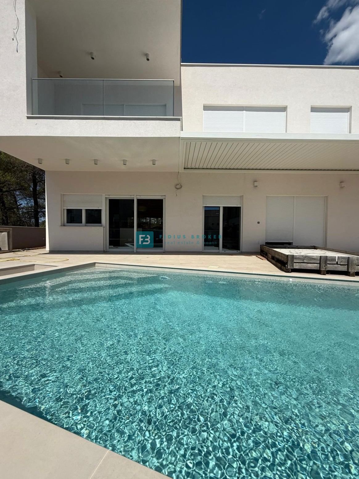 ŠIBENIK-BILICE, nova, opremljena luksuzna vila, 2 ločena apartmaja, 400 m od morja