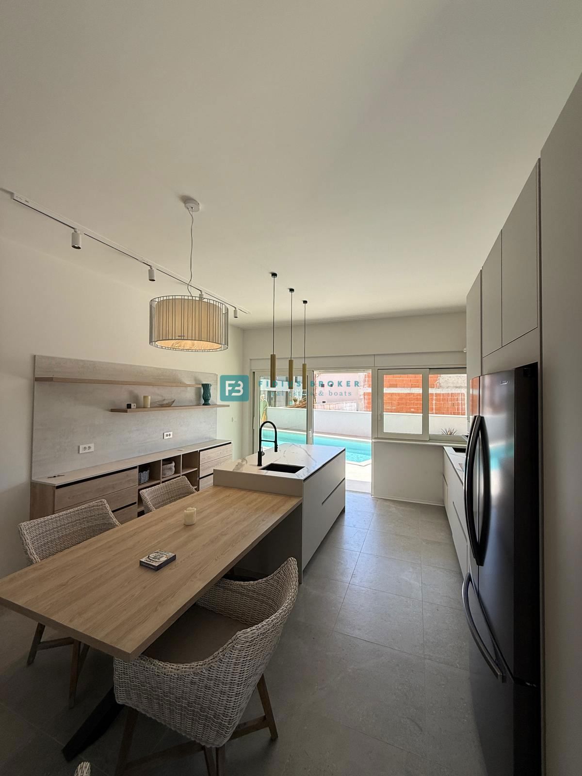 ŠIBENIK-BILICE, nova, opremljena luksuzna vila, 2 ločena apartmaja, 400 m od morja