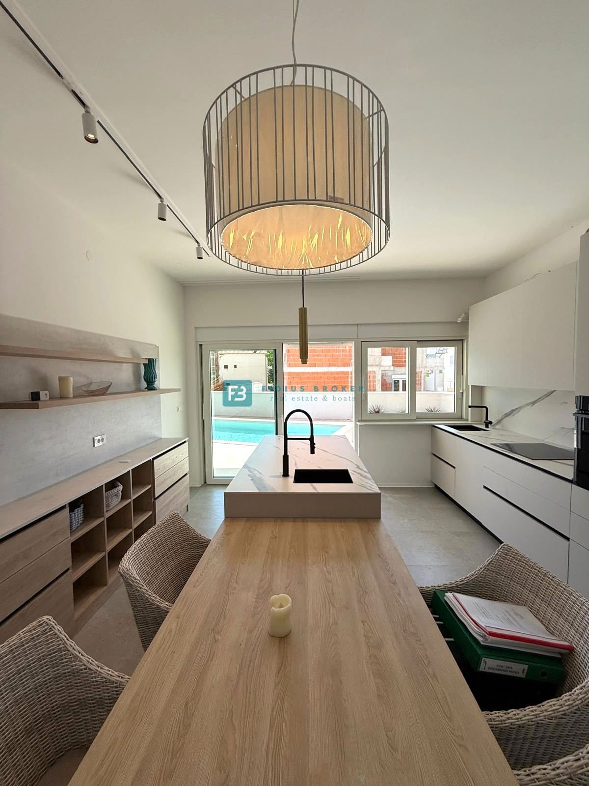 ŠIBENIK-BILICE, nova, opremljena luksuzna vila, 2 ločena apartmaja, 400 m od morja