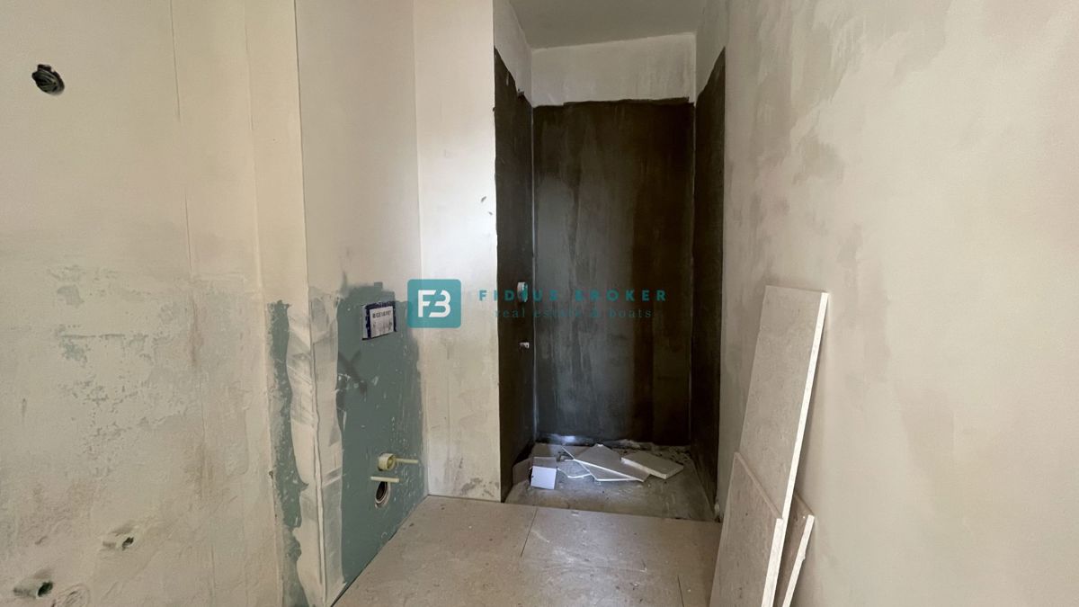 VODICE, novogradnja, pritličje z vrtom, dvigalo, parkirišče, shramba