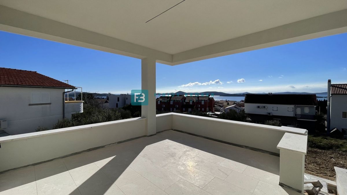 VODICE, novogradnja, pritličje z vrtom, dvigalo, parkirišče, shramba