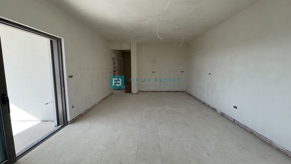 VODICE, novogradnja, pritličje z vrtom, dvigalo, parkirišče, shramba