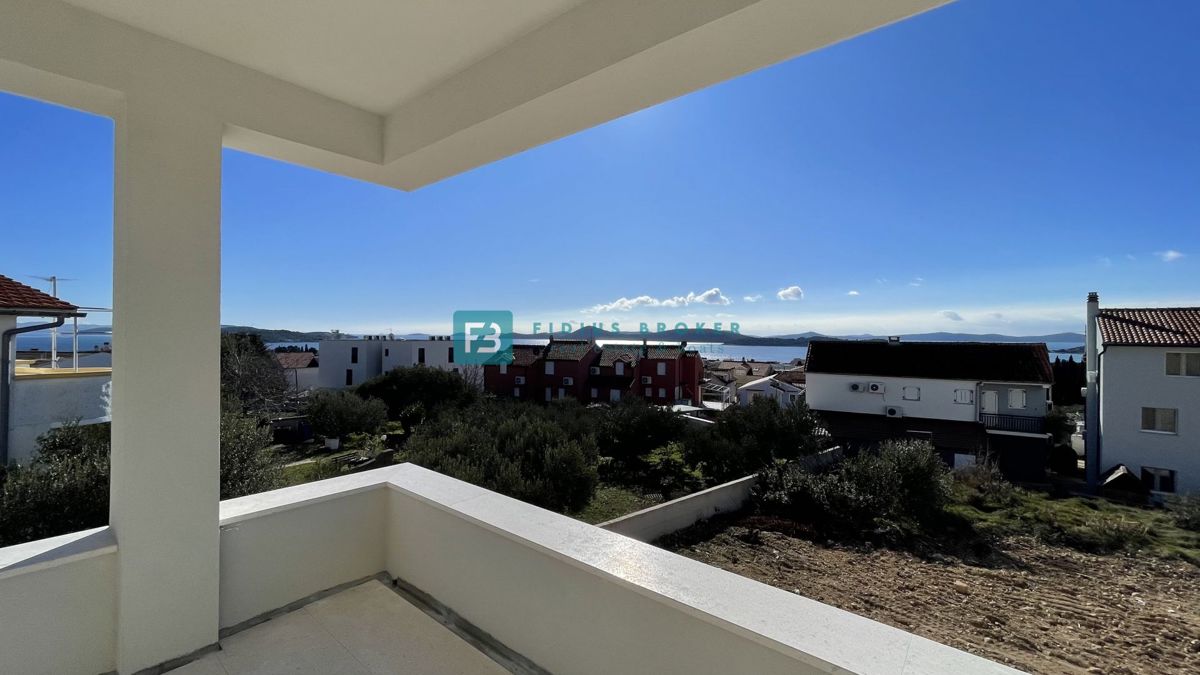 VODICE, novogradnja, pritličje z vrtom, dvigalo, parkirišče, shramba