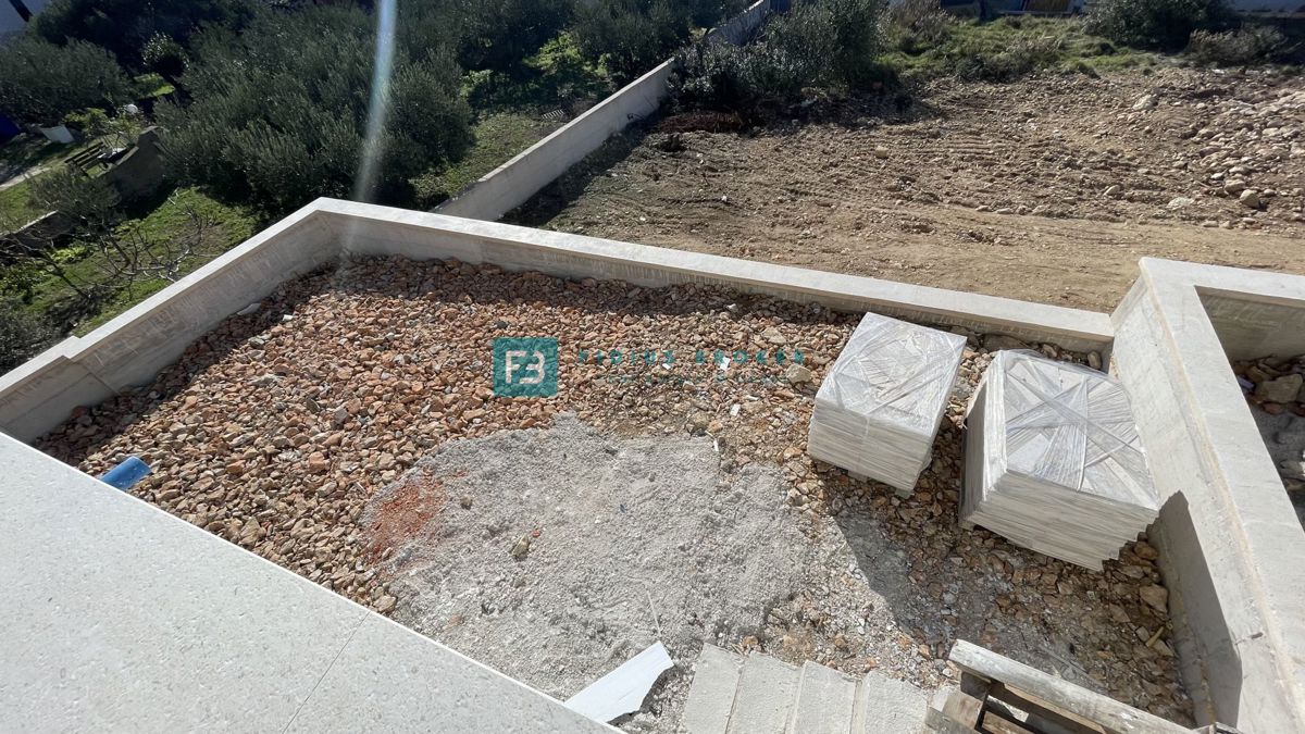 VODICE, novogradnja, pritličje z vrtom, dvigalo, parkirišče, shramba