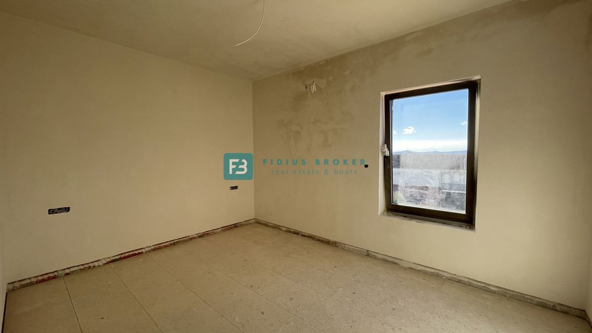 VODICE, novogradnja, pritličje z vrtom, dvigalo, parkirišče, shramba