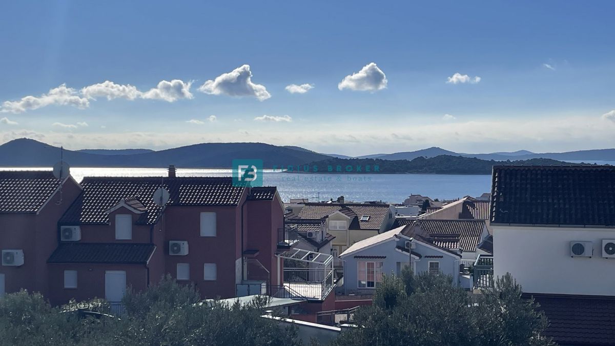 VODICE, novogradnja, pritličje z vrtom, dvigalo, parkirišče, shramba